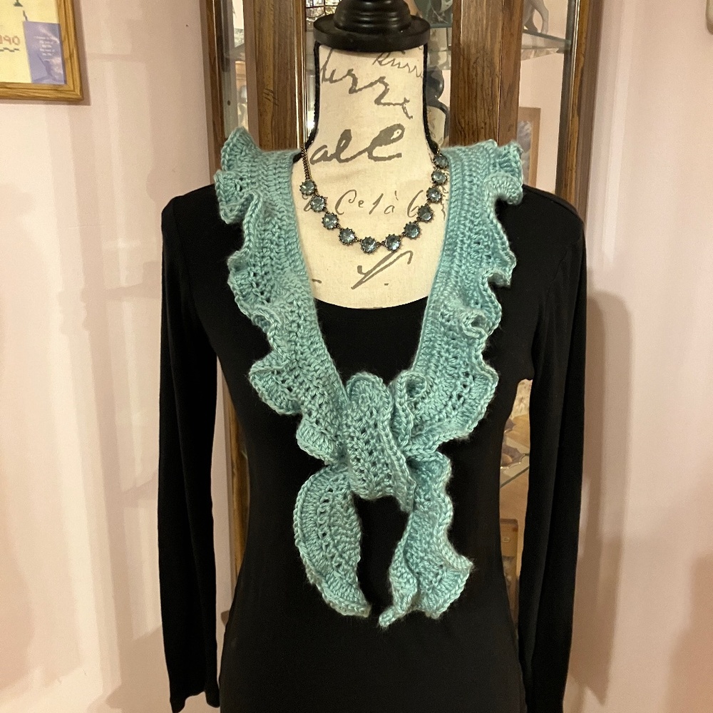 Lovely Handmade Mint Green Crochet Ripple Scarf NWOT